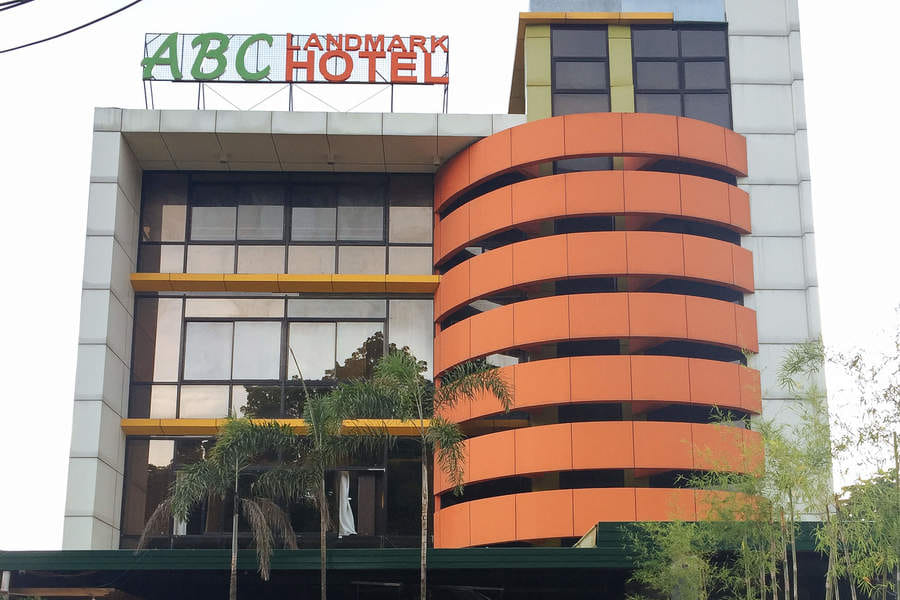 RedDoorz Plus @ ABC Landmark Hotel