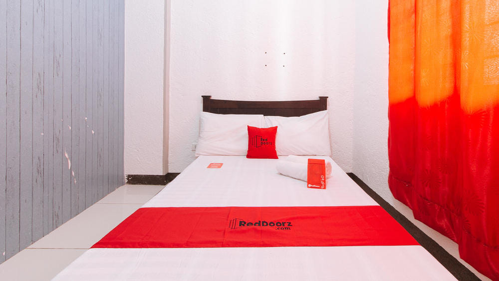 RedDoorz Deluxe Room