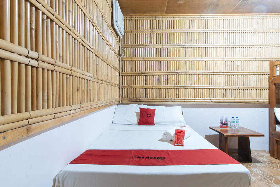 RedDoorz Hostel @ Megans Paradisio Beach Resort