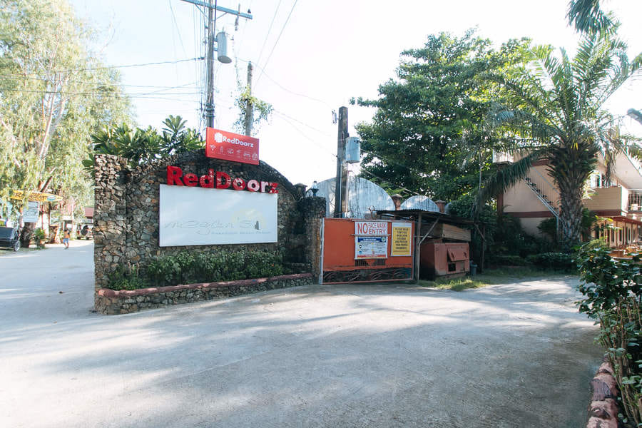 RedDoorz Hostel @ Megans Paradisio Beach Resort