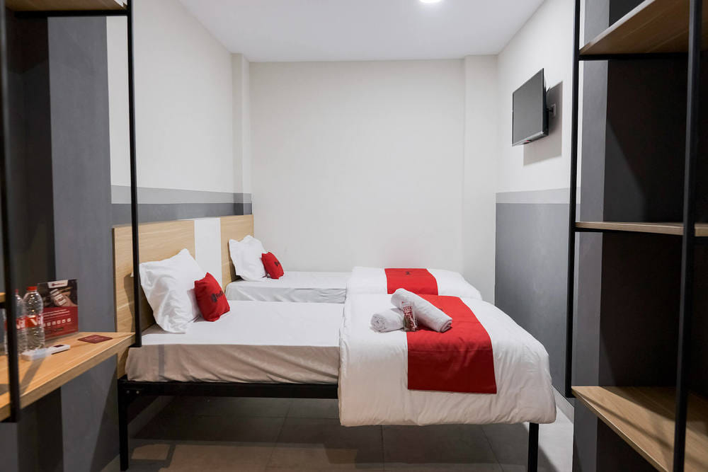 RedDoorz Deluxe Twin Room