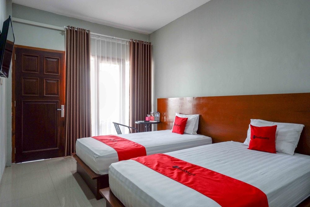 RedDoorz Twin Room