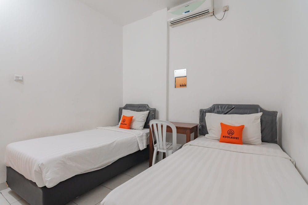 Twin Room with Sharing Bathroom