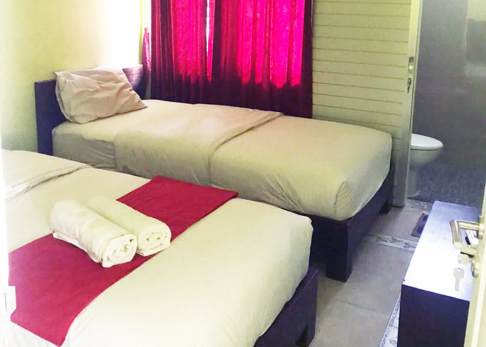 RedDoorz Twin Room