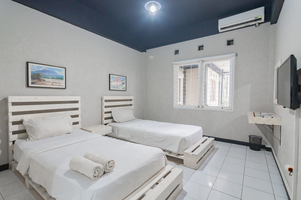 RedDoorz Twin Room