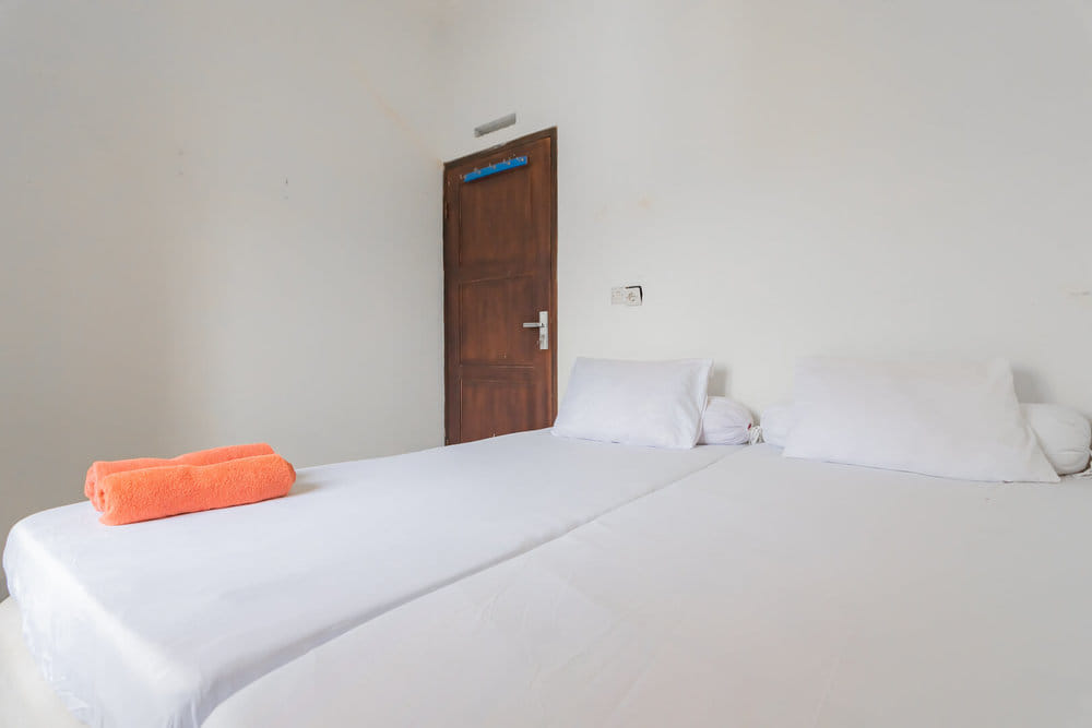 Twin Room with Sharing Bathroom