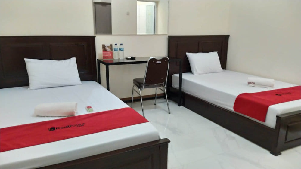 RedDoorz Twin Room