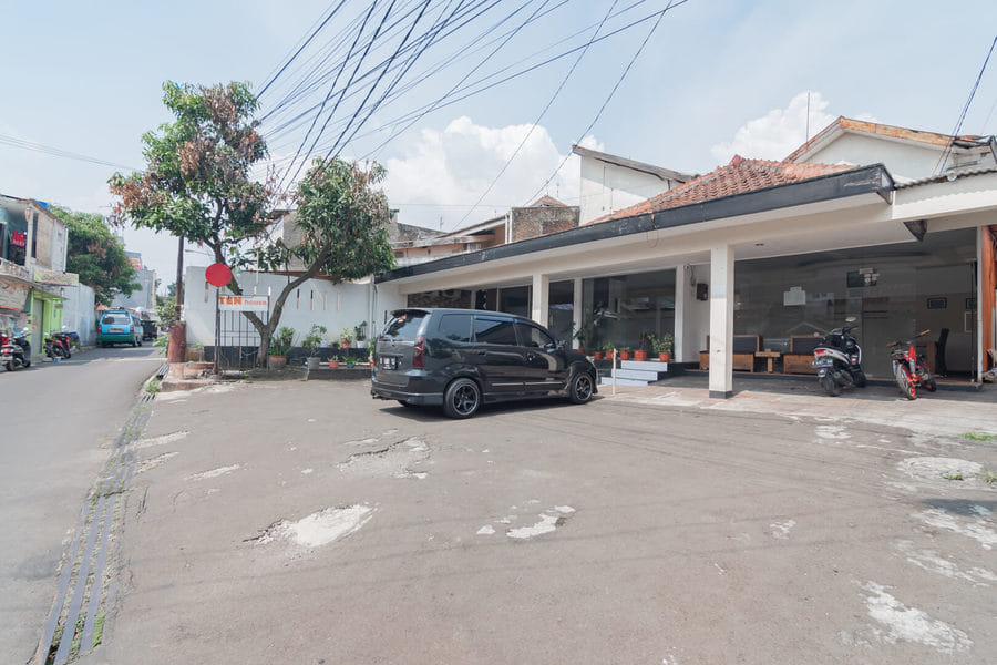 RedDoorz Syariah near BTC Fashion Mall