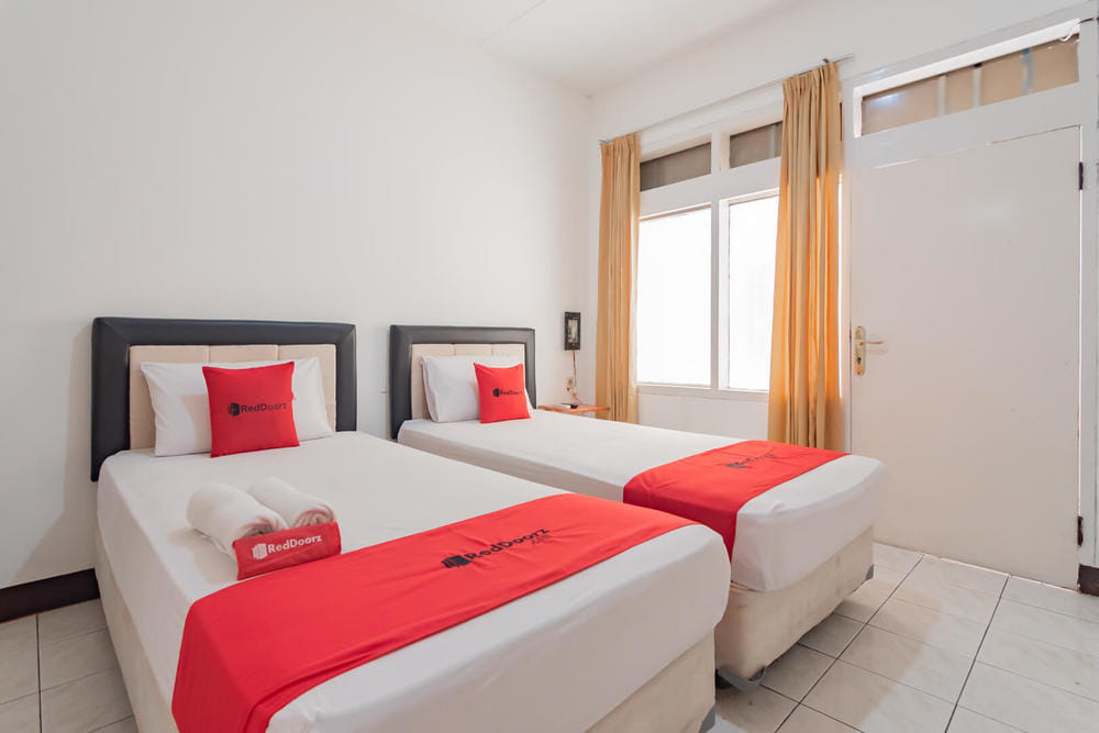 RedDoorz Twin Room