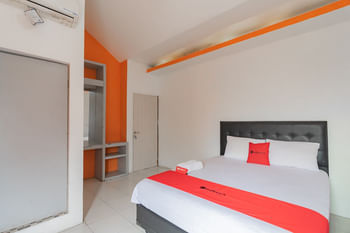 RedDoorz Syariah near BTC Fashion Mall
