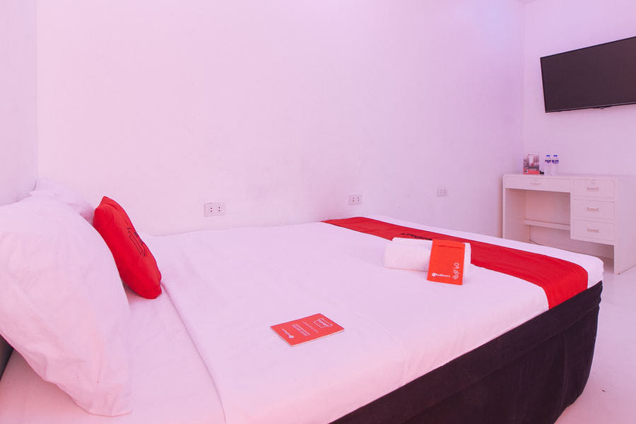 RedDoorz @ Jolly Orange Paranaque