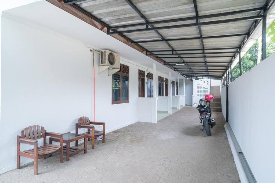 RedDoorz Near Bundaran Ciceri