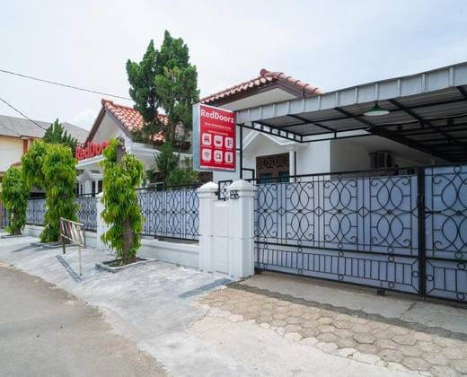 RedDoorz Near Bundaran Ciceri