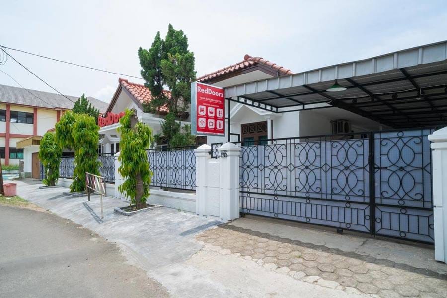 RedDoorz Near Bundaran Ciceri