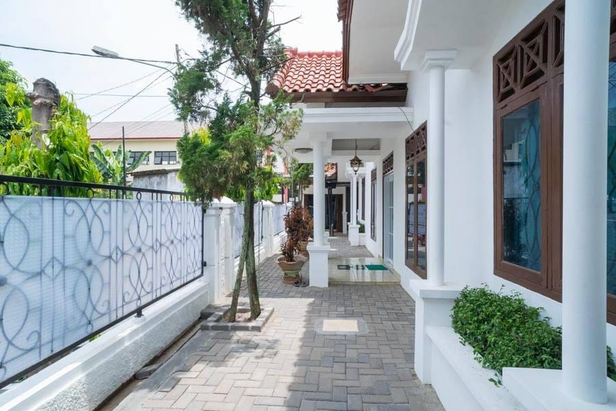 RedDoorz Near Bundaran Ciceri