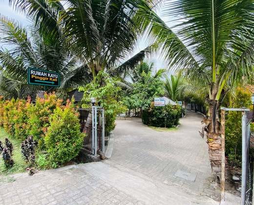 Hotel dan Gazebo Syariah Pinggir Kali Prigen RedPartner