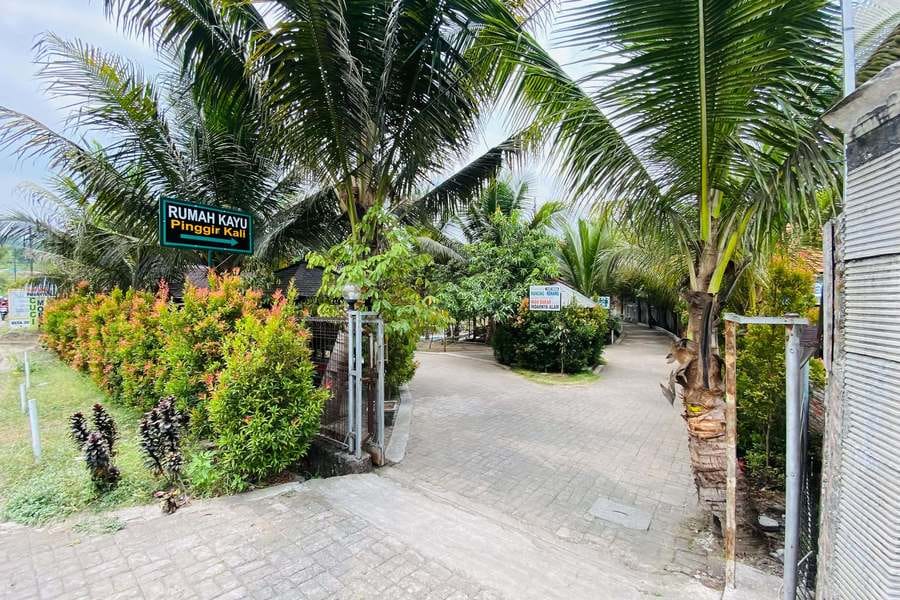 Hotel dan Gazebo Syariah Pinggir Kali Prigen RedPartner