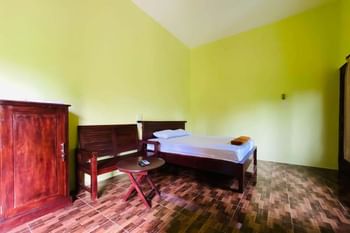 Hotel dan Gazebo Syariah Pinggir Kali Prigen RedPartner