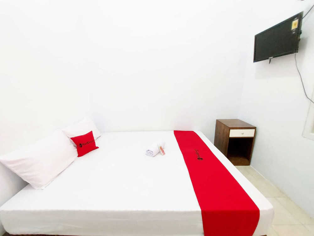 RedDoorz Deluxe Room
