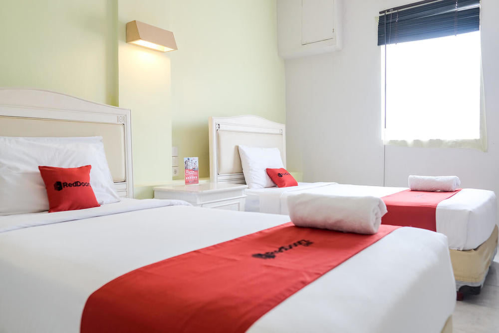 RedDoorz Twin Room