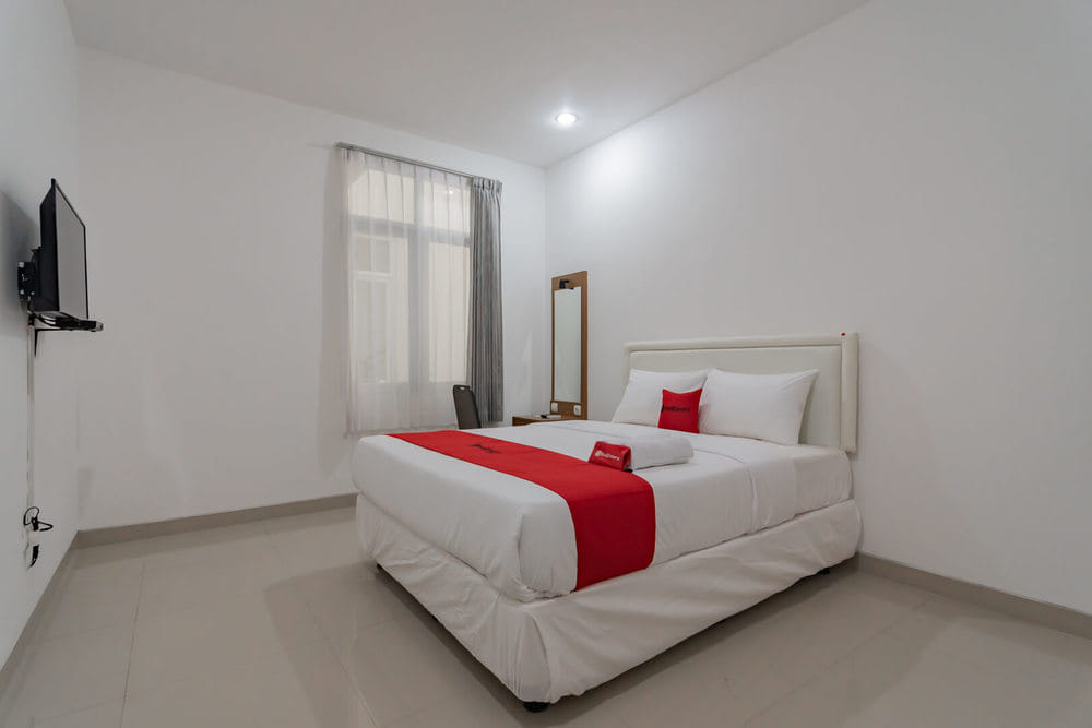 RedDoorz Deluxe Room