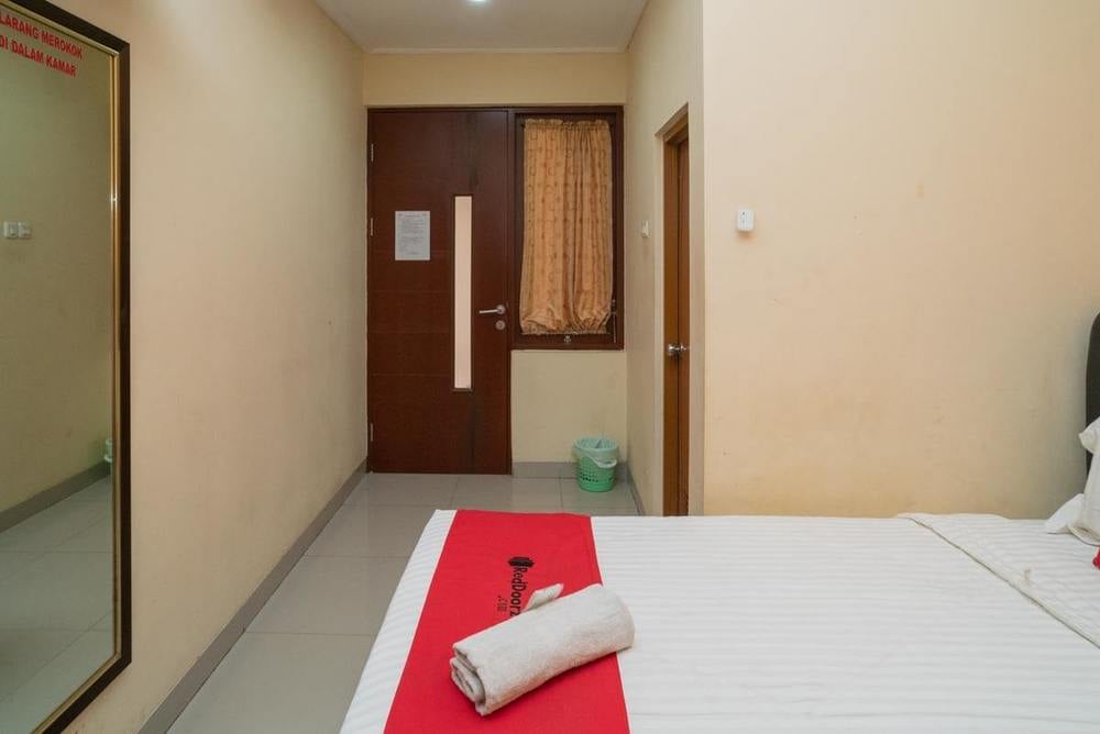 RedDoorz Single Room