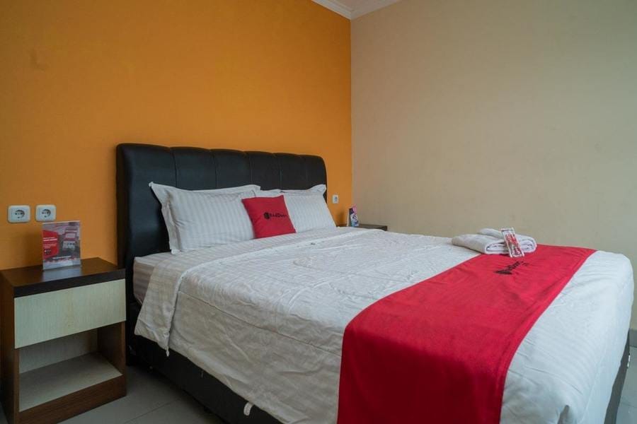 RedDoorz Plus Syariah near Cirebon Super Block Mall 2