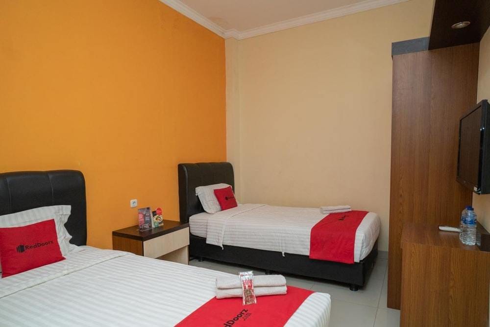 RedDoorz Twin Room