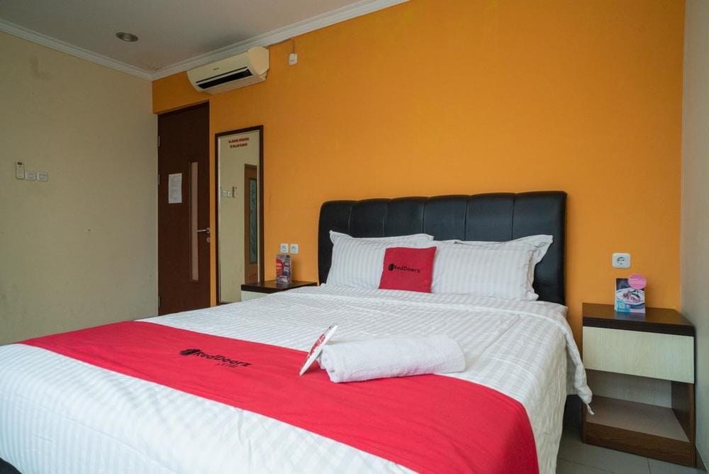 RedDoorz Deluxe Room