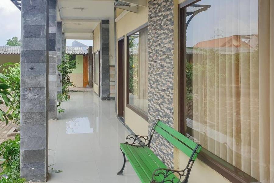 Bromo 22 Homestay Syariah near Terminal Bayuangga Probolinggo