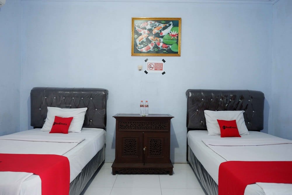 RedDoorz Twin Room