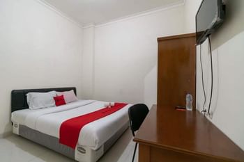 RedDoorz near Universitas Esa Unggul Bekasi Harapan Indah