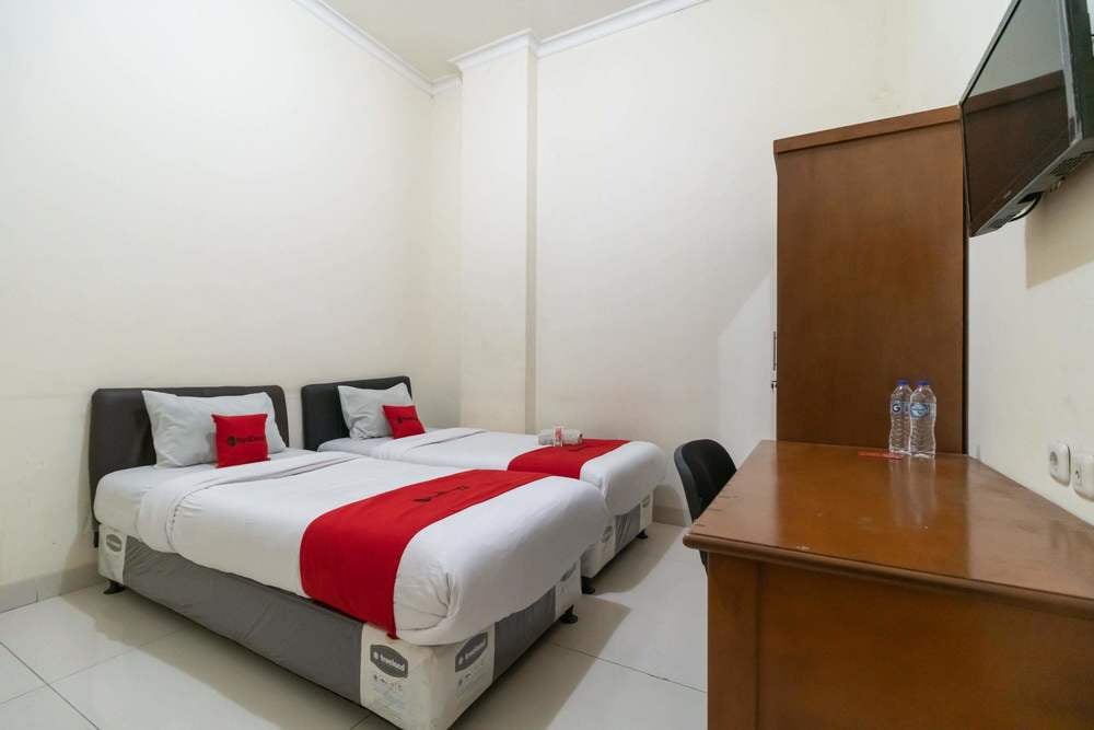 RedDoorz Twin Room