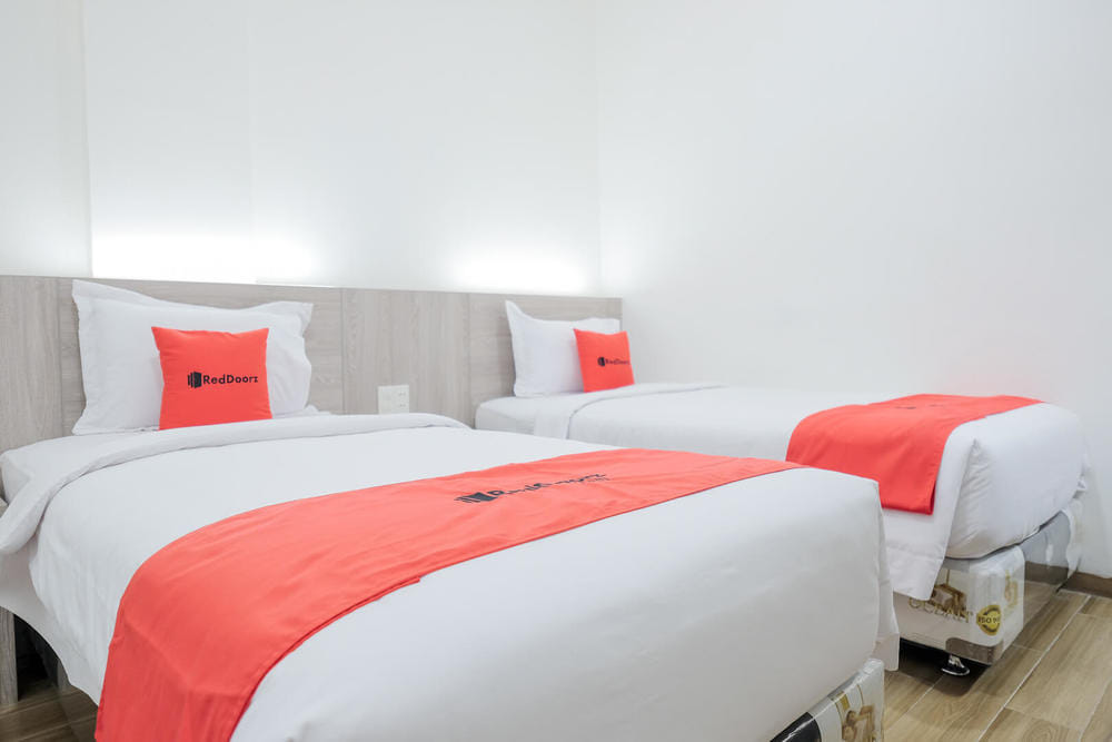 RedDoorz Twin Room