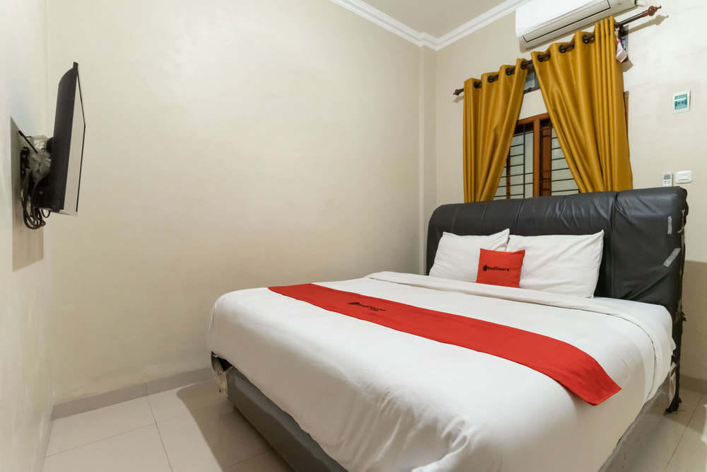 RedDoorz Deluxe Room