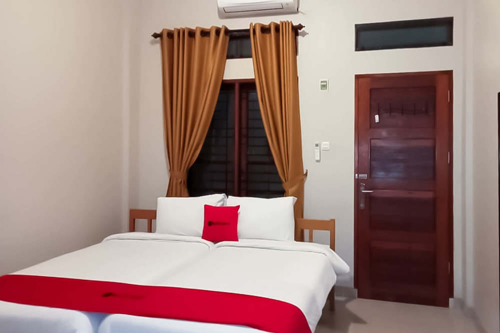 RedDoorz Twin Room