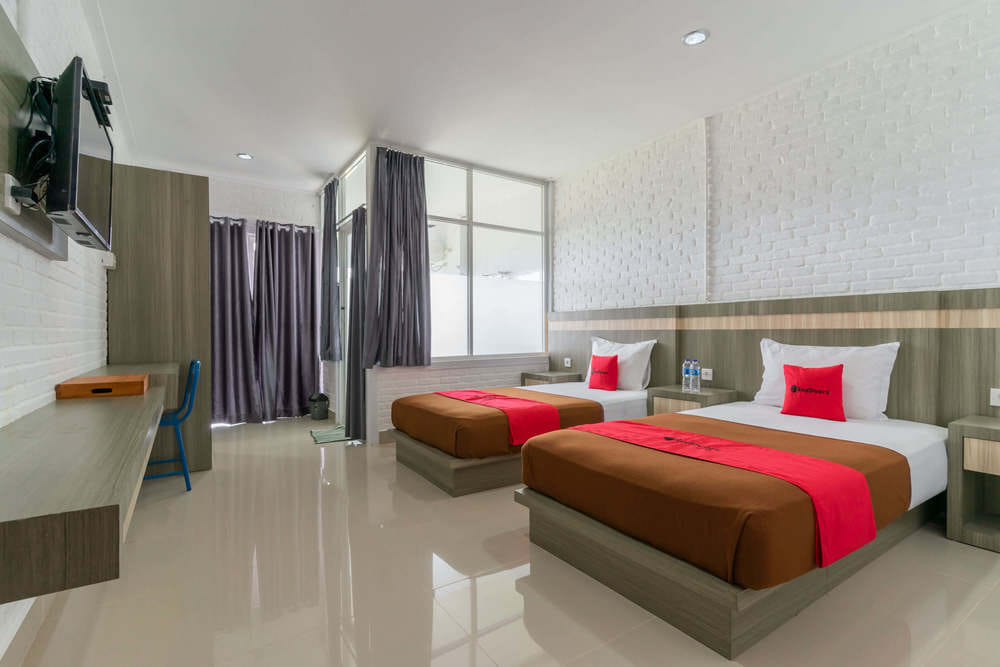 RedDoorz Twin Room