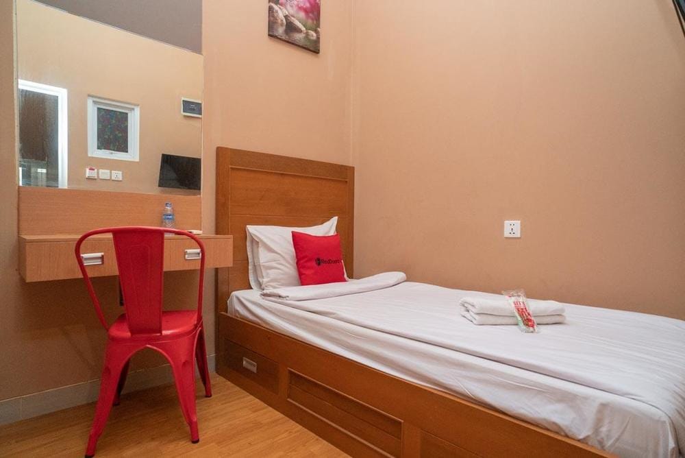 RedDoorz Single Room with Sharing Bathroom