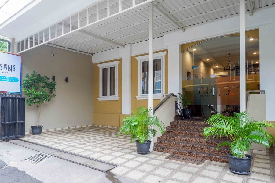 Sans Hotel Empress Simpang Lima