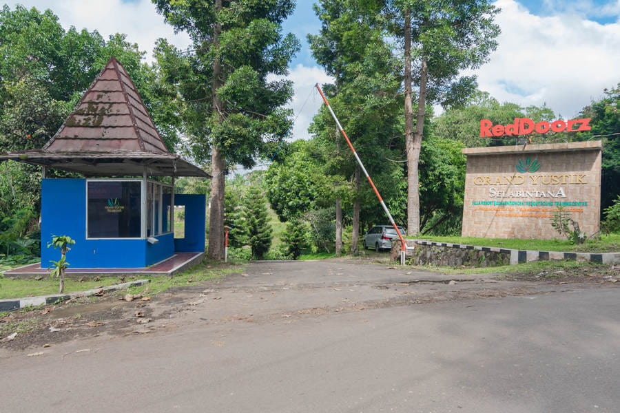 RedDoorz Plus @ Grand Yustik Sukabumi