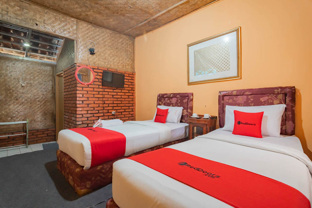RedDoorz Twin Room