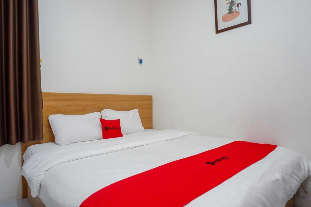RedDoorz Deluxe Room