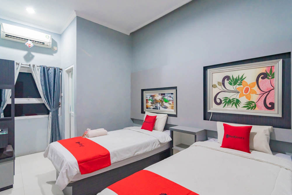 RedDoorz Twin Room