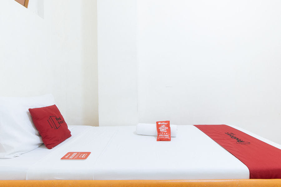 RedDoorz @ Malibu Rooms BF International Las Pinas