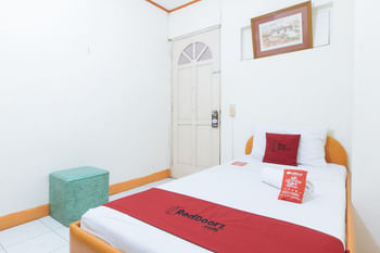 RedDoorz @ Malibu Rooms BF International Las Pinas