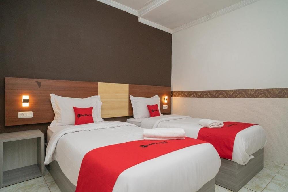 RedDoorz Twin Room