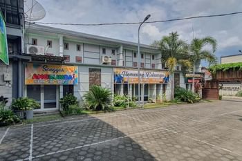 Angrumba Family Homestay near RSUD Caruban