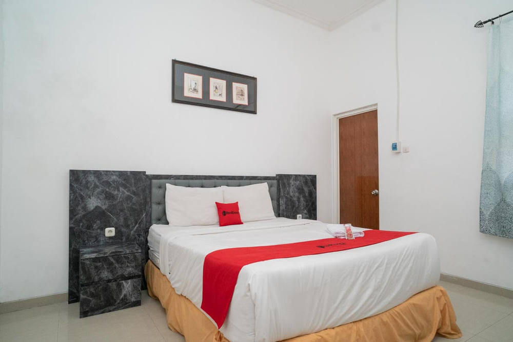 RedDoorz Superior Room