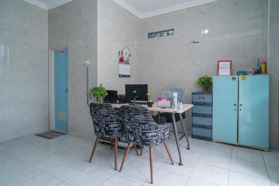 RedDoorz Plus near Cito Mall Surabaya