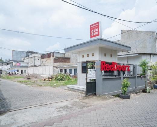 RedDoorz Plus near Cito Mall Surabaya